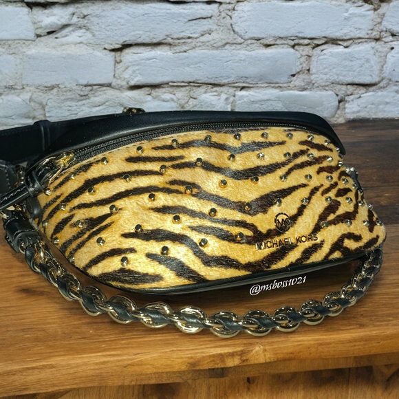 Michael Kors Slater Zebra Print Sling Pack NWT - Picture 2 of 4